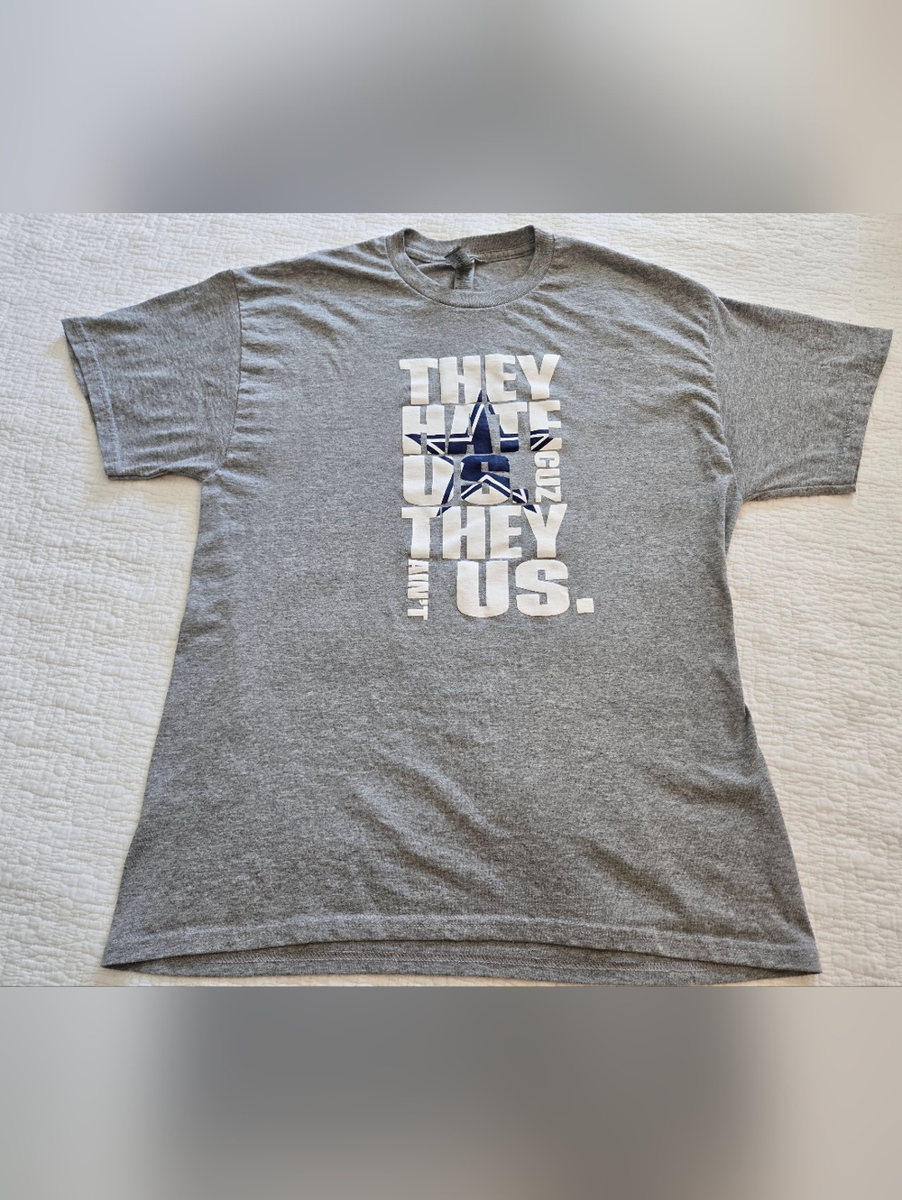 Dallas Cowboys Grey Crewneck Gildan T-Shirt with White & Navy Print, Mens Large.